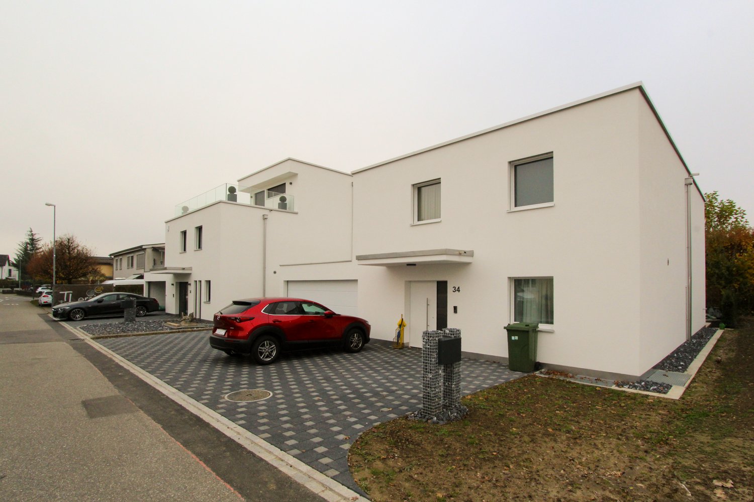 Fassade zur Strasse der zwei Einfamilienhäuser in Aarburg