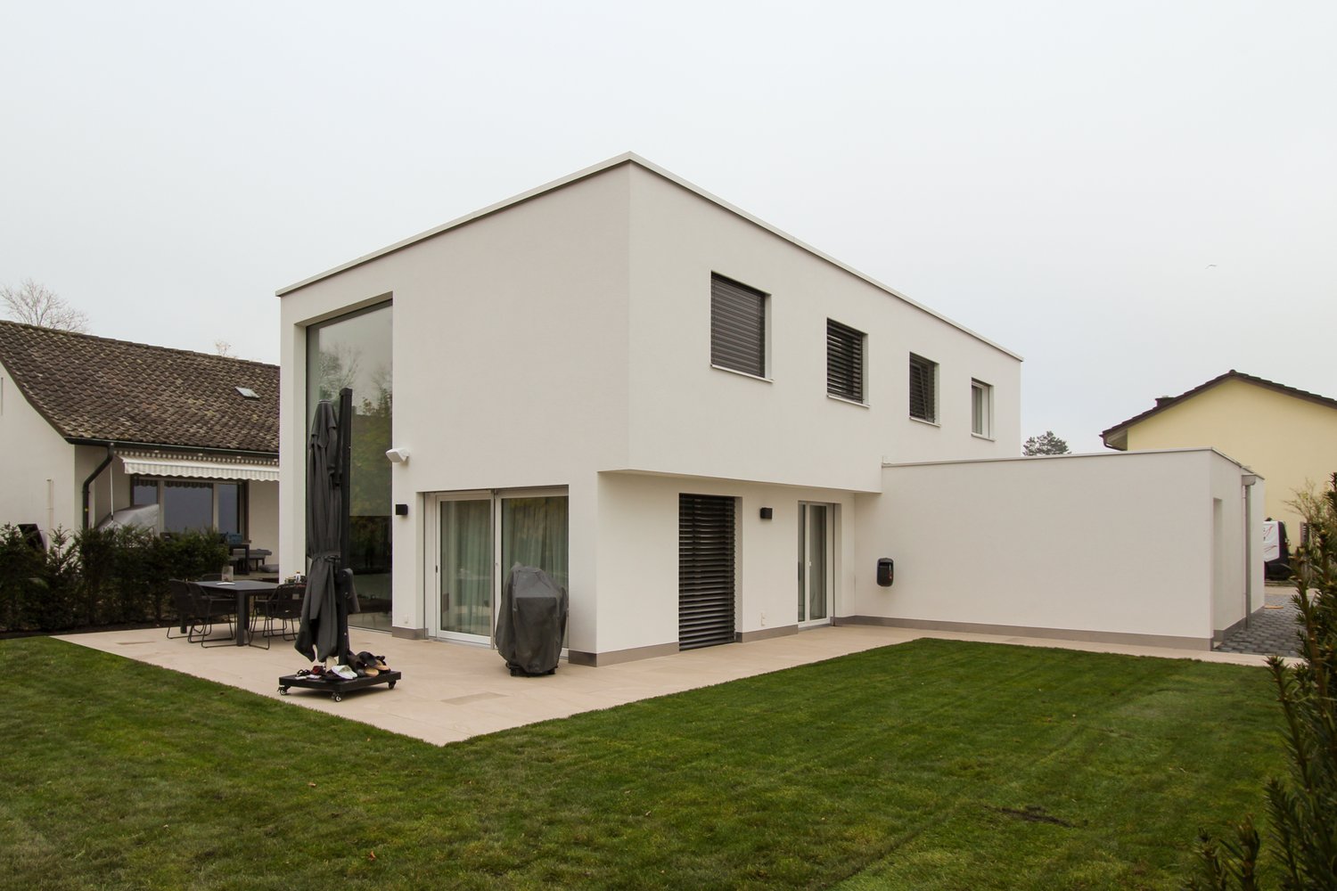 Rückseite des EFH in Aarburg mit Gartenfläche