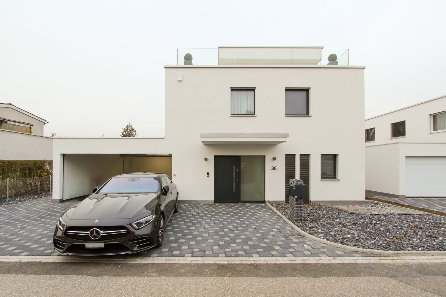 Fassade mit Garade des EFH in Aarburg