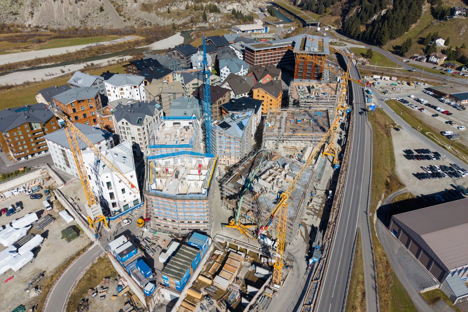 Andermatt Drohnenaufnahme im Herbst 2025