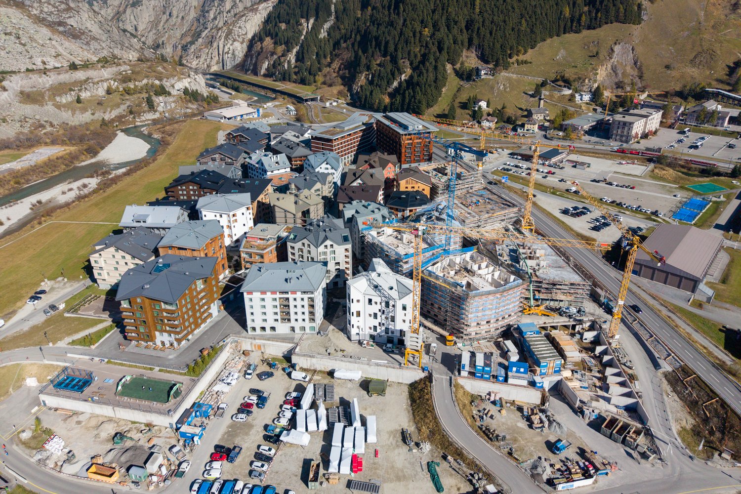Andermatt Drohnenaufnahme im Herbst 2025