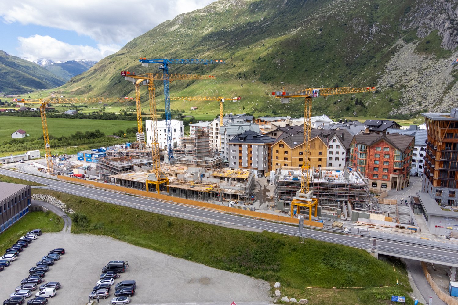 Drohenaufnahme Andermatt Gesamtuebersicht