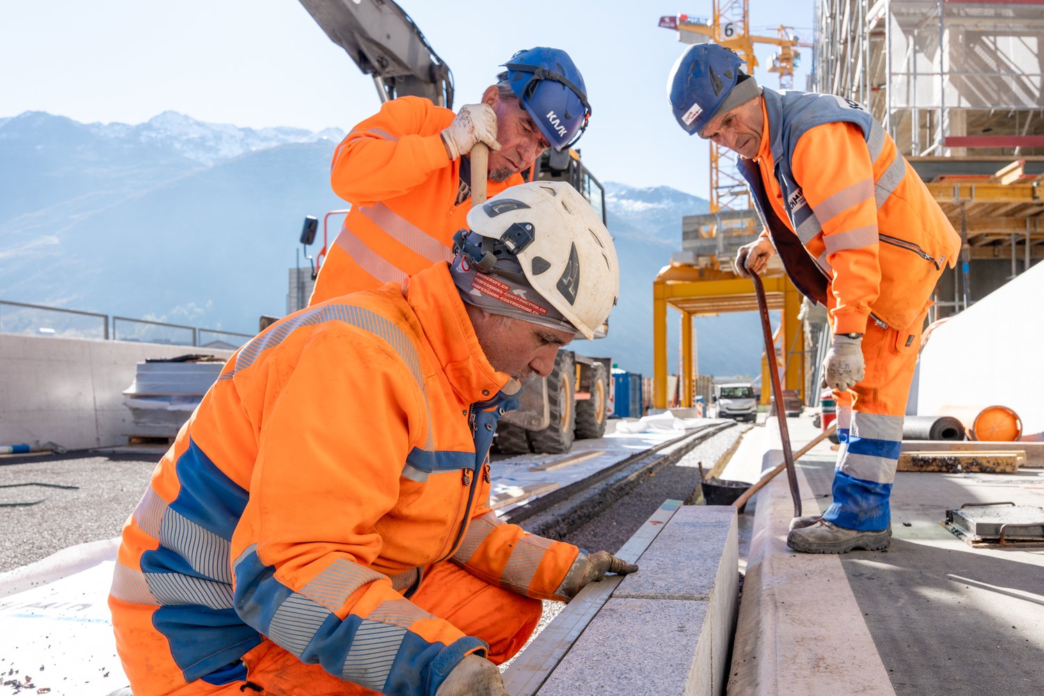 Strassenbauer bei der Arbeit bei der Brücke FlyOver in Andermatt