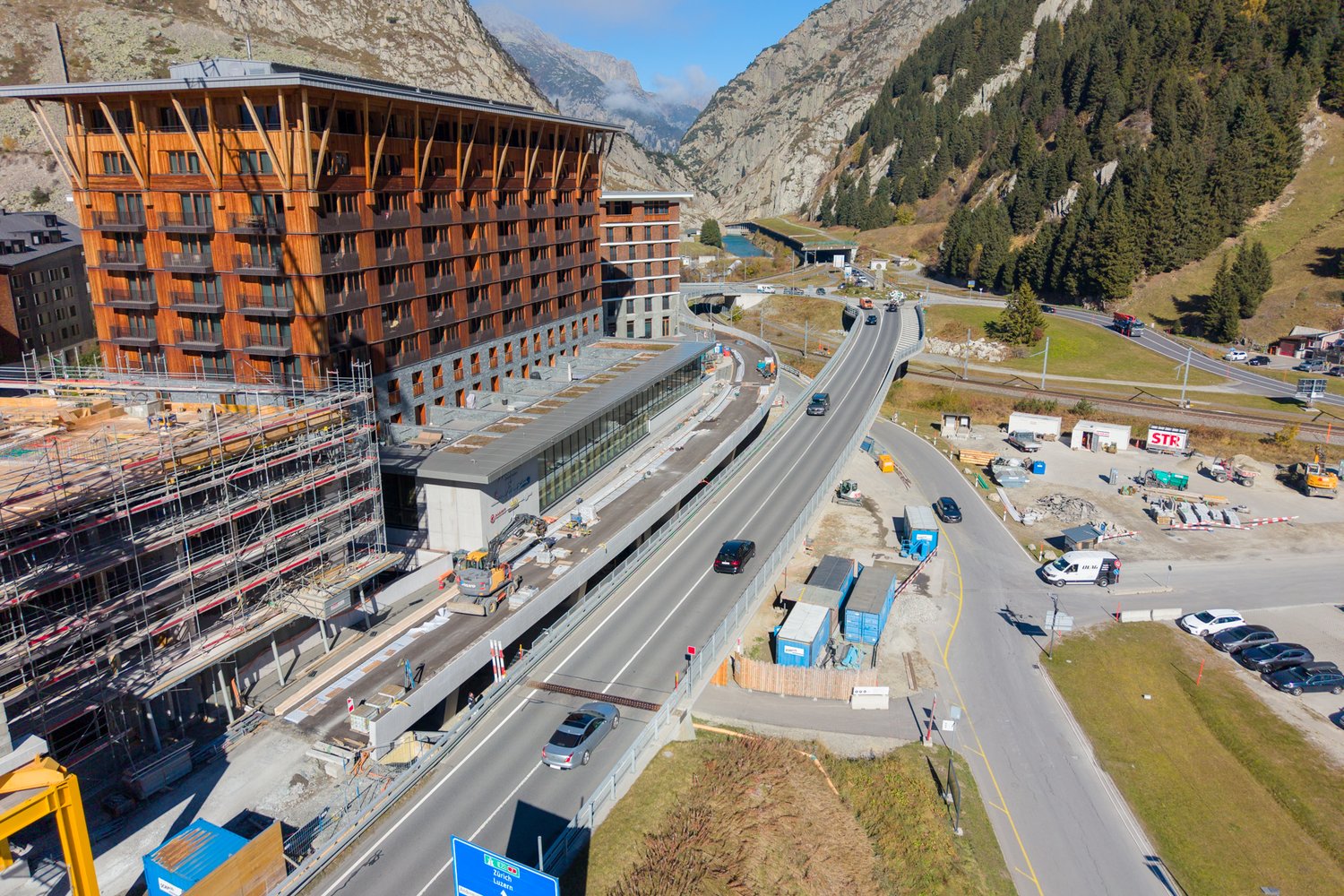 Drohnenaufnahme der Brücke FlyOver in Andermatt