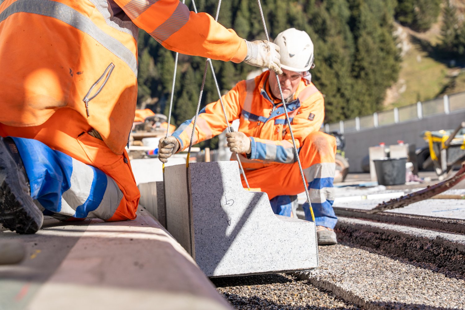 Strassenbauer bei der Arbeit bei der Brücke FlyOver in Andermatt