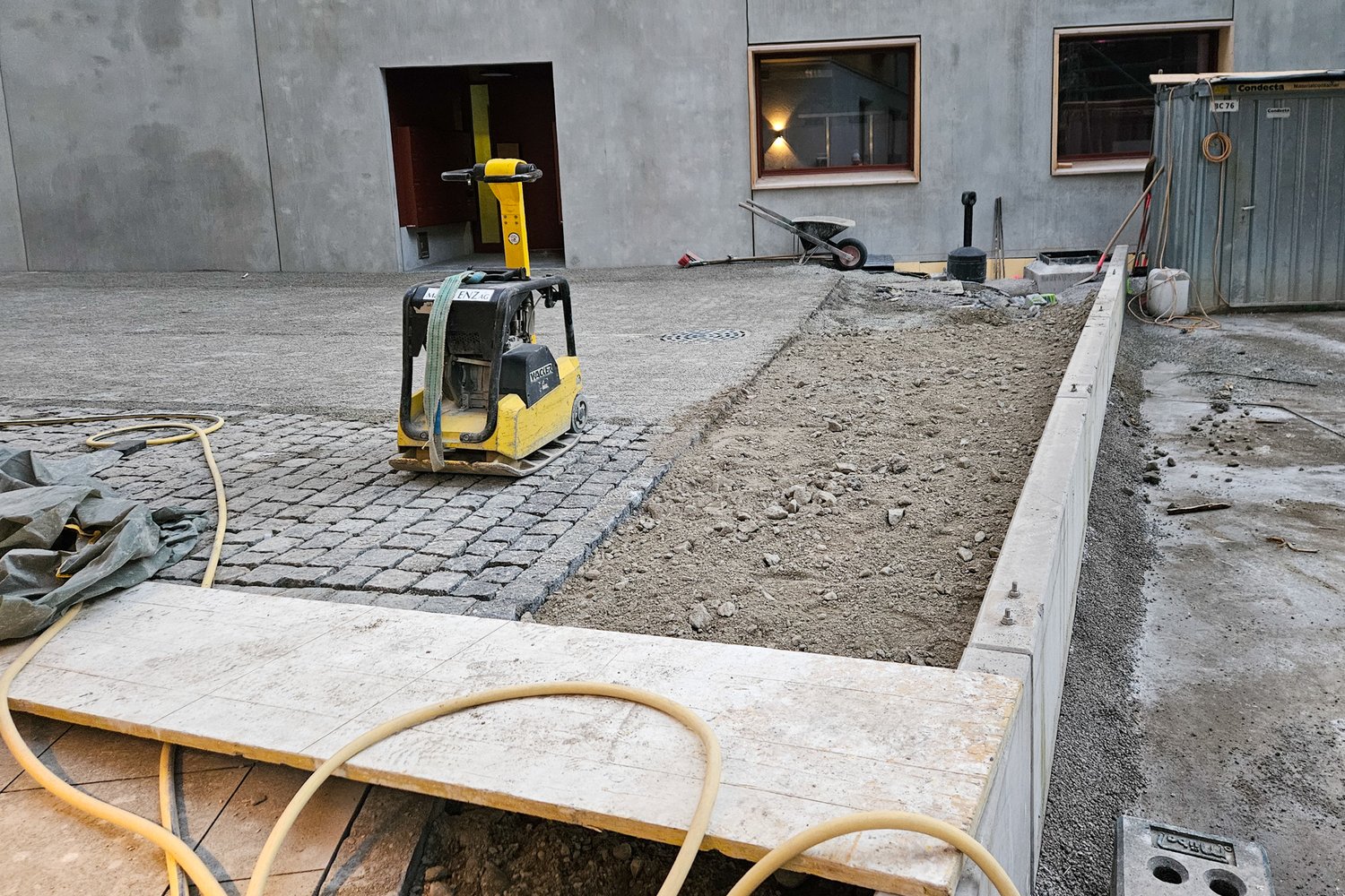 Pfästerung mit Mauer