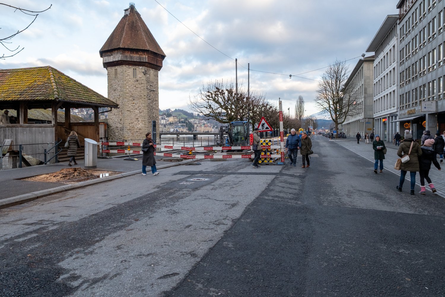 Bahnhofstrasse in Luzern mit dem Wasserturm