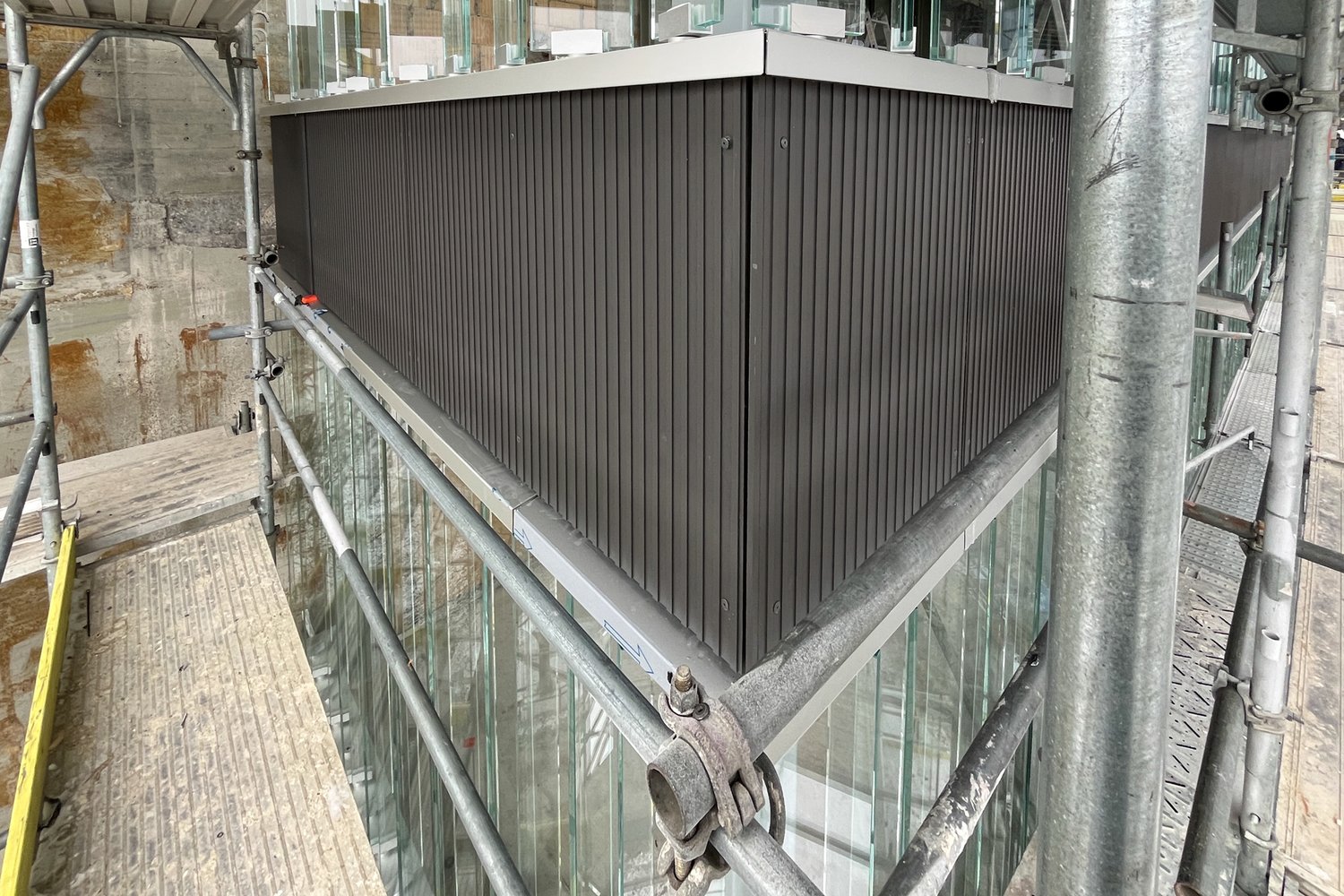 Fassadendetail des Wohn- und Geschäftshauses in Bremgarten