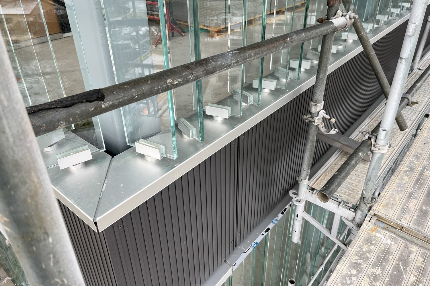 Fassadendetail des Wohn- und Geschäftshauses in Bremgarten