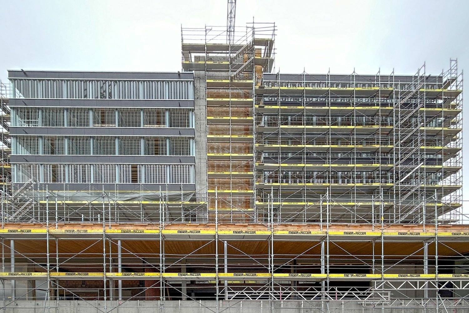 Fassade mit Gerüst in Bremgarten