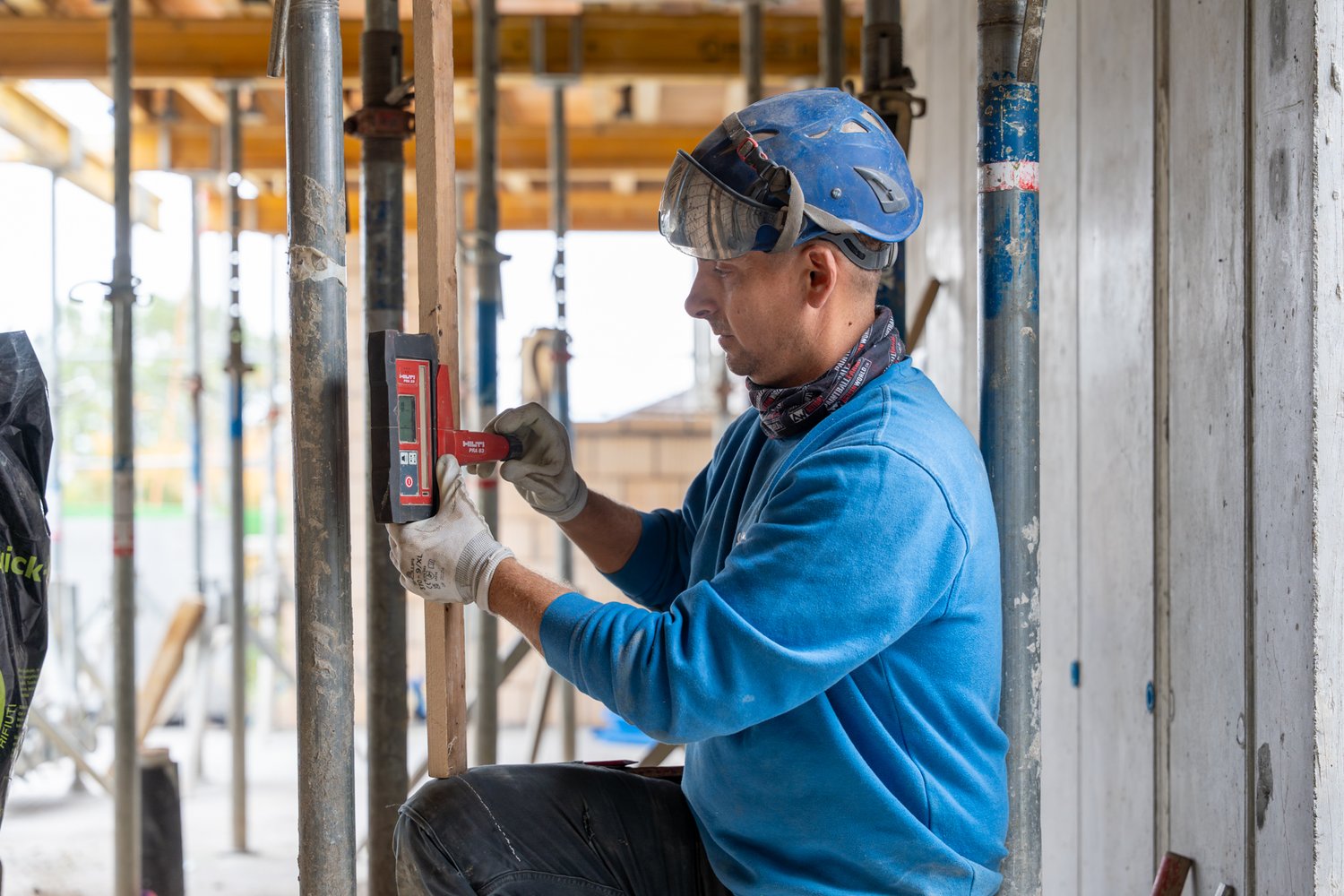 Mitarbeiter der Bauunternehmung bei der Arbeit