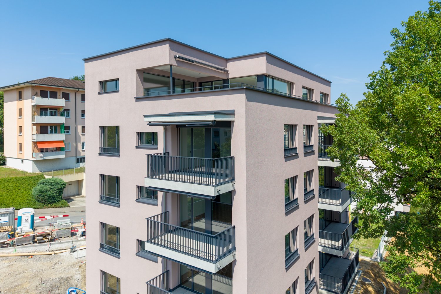 Blick auf die Fassade und die Balkone