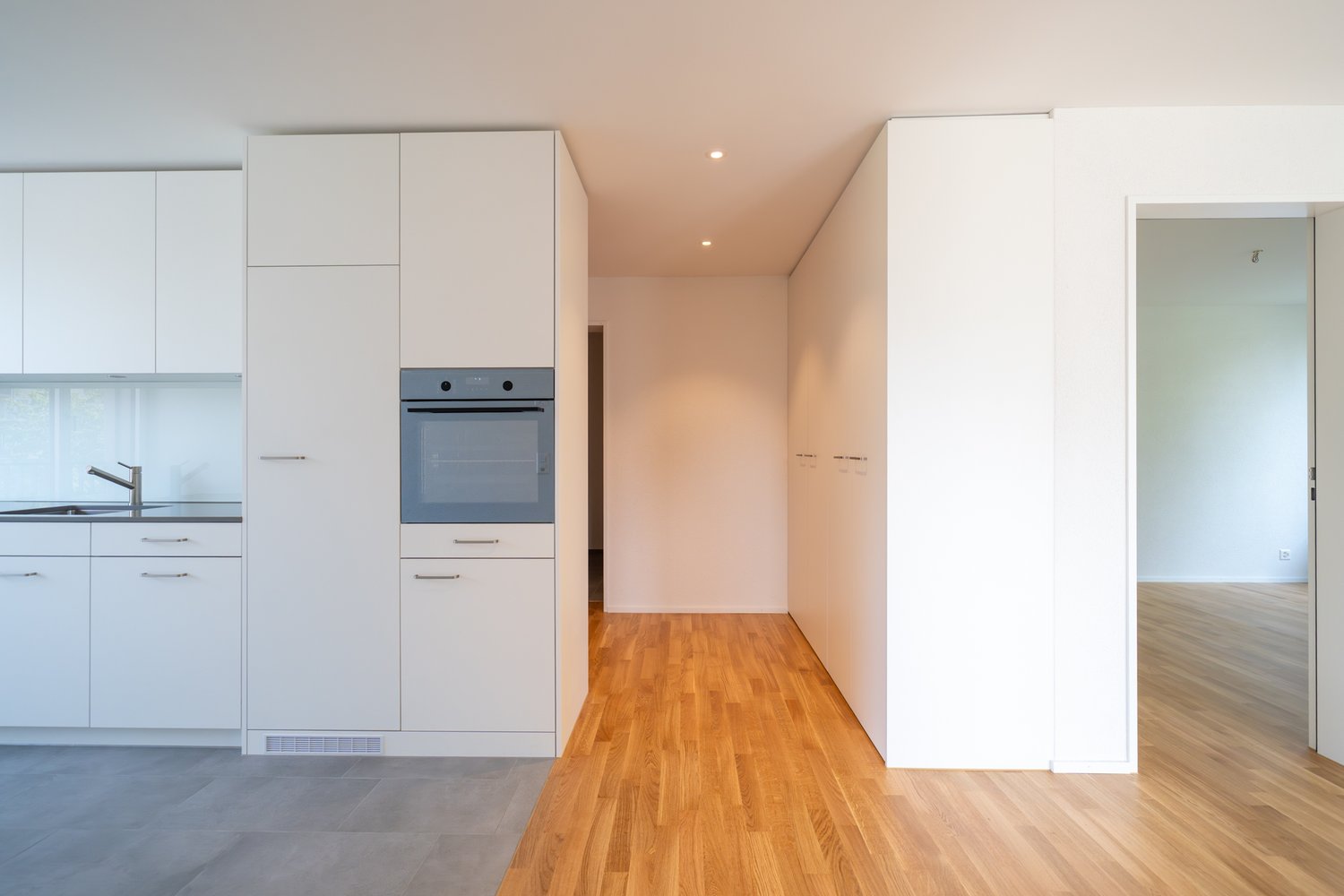 Küche mit Gang und Blick in ein Zimmer