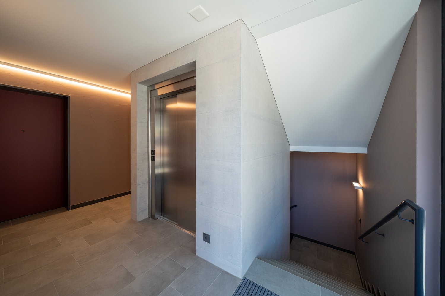 Treppenhaus mit Liftschacht in Sichtbeton