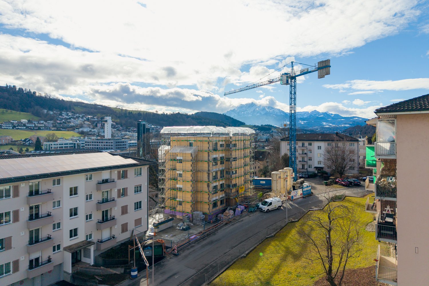 Drohnenaufnahme vom Neubau an der Buchfeldstrasse in Buchrain mit Blick auf den Pilatus.