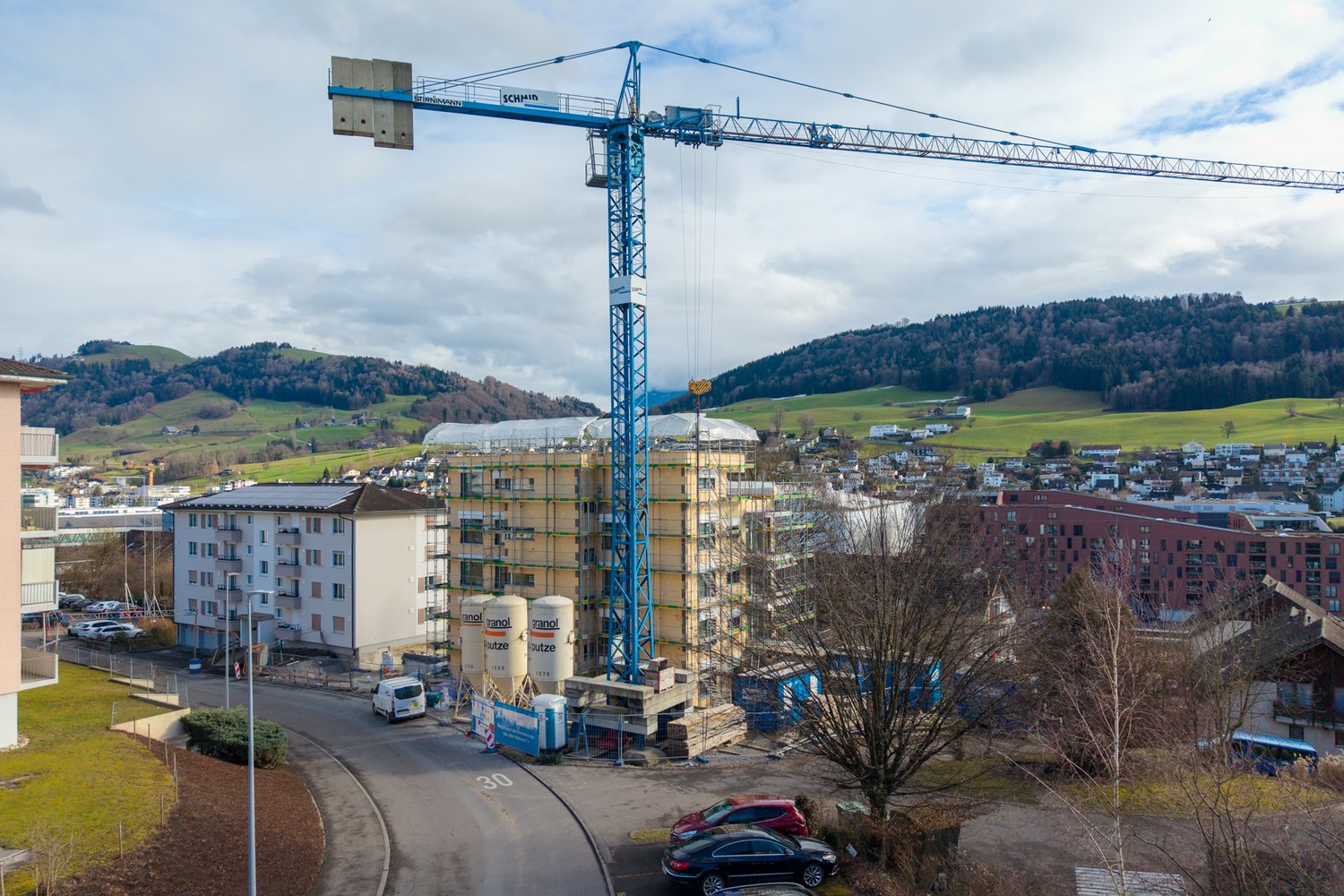 Drohnenaufnahme vom Neubau an der Buchfeldstrasse in Buchrain mit Blick auf die Rigi.