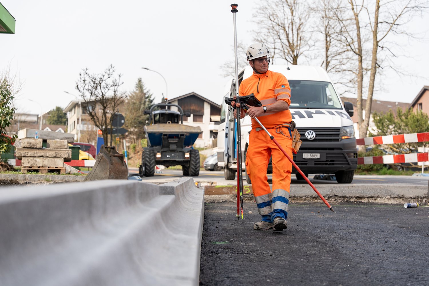 Mitarbeiter bei Ausmessarbeiten