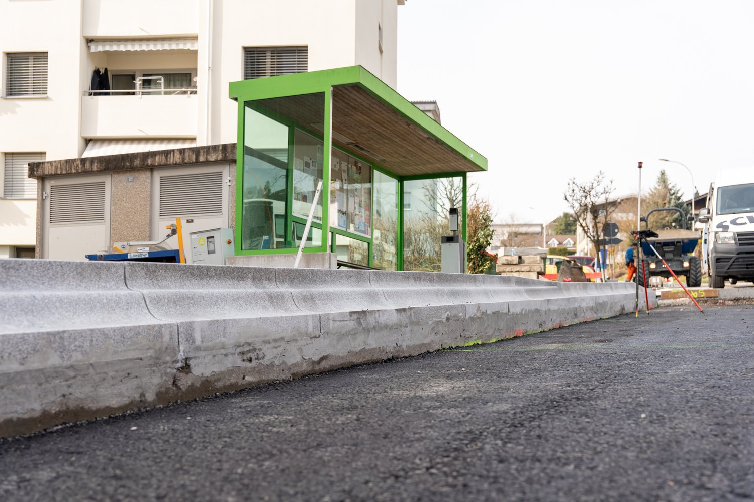 Randstein der neuen Busssstation