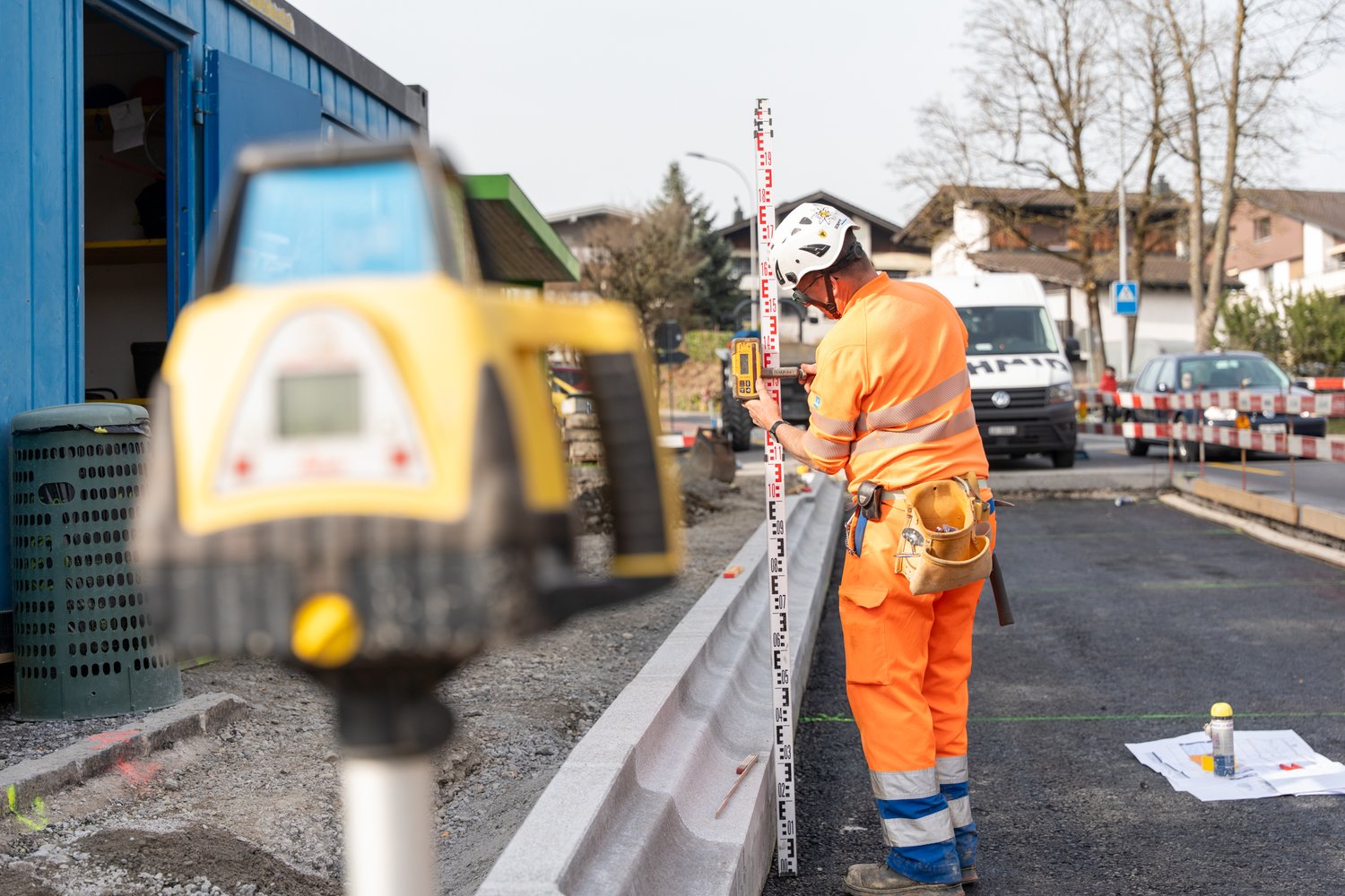 Mitarbeiter beim Ausmessen der Strasse