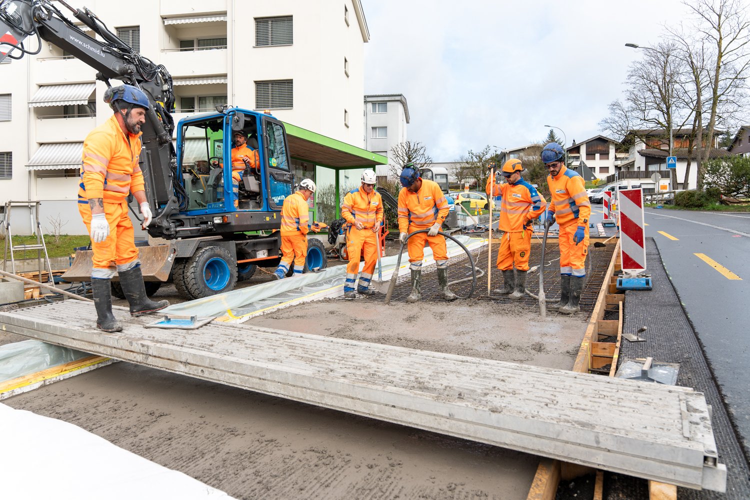 Mitarbeiter beim Belagseinbau
