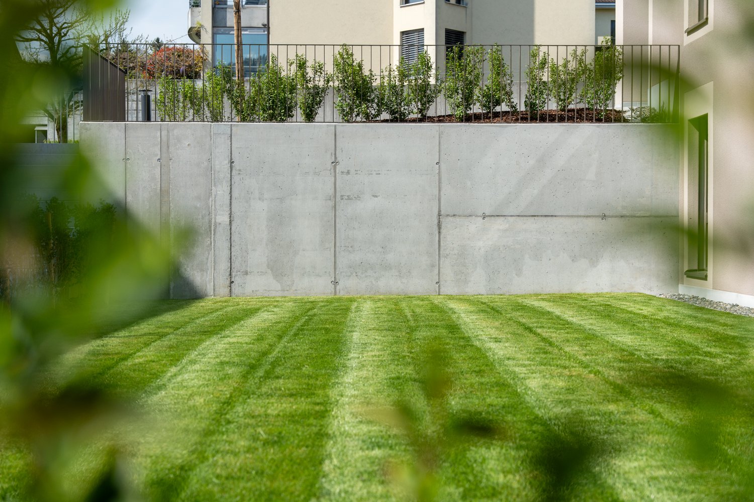 Rollrasen und im Hintergrund eine Sichtbetonwand