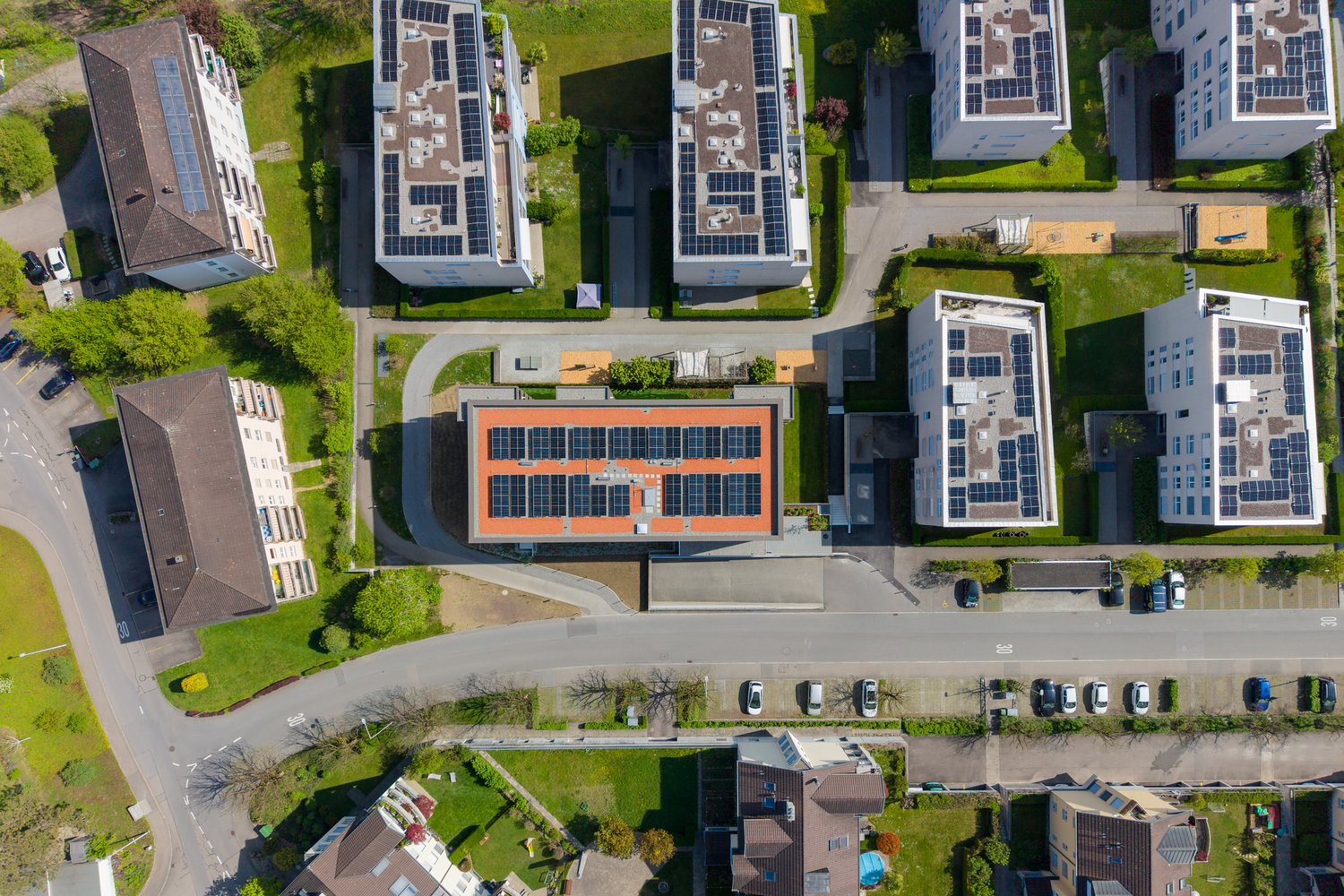 Blick auf das Dach mit der Solaranlage