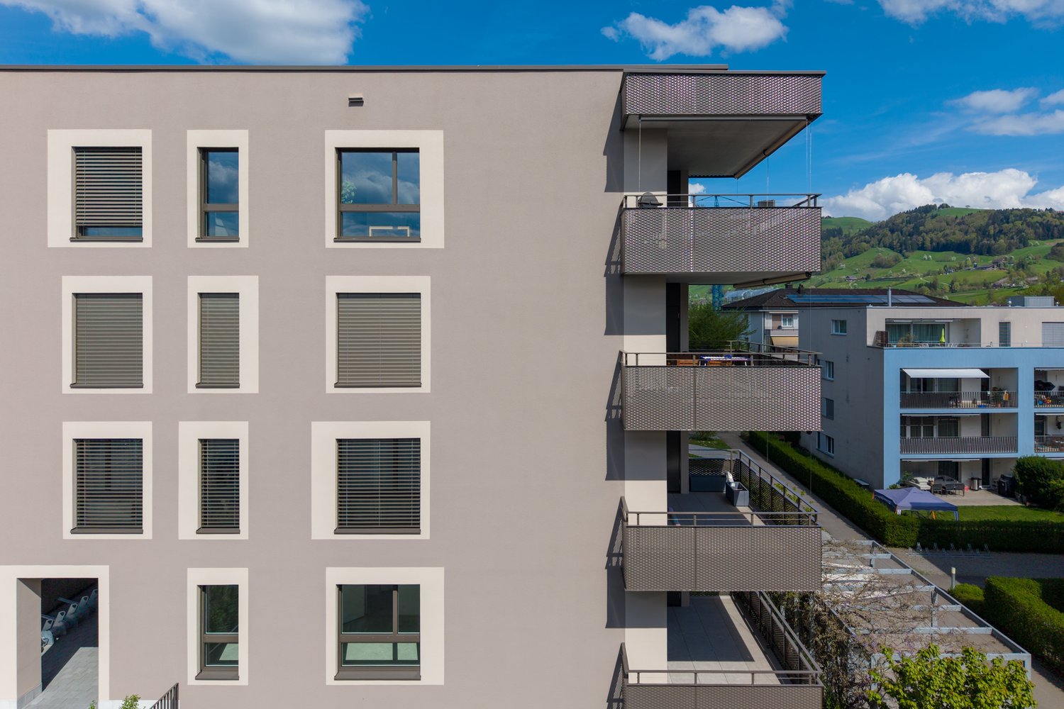 Blick auf die Fassade und die Balkone