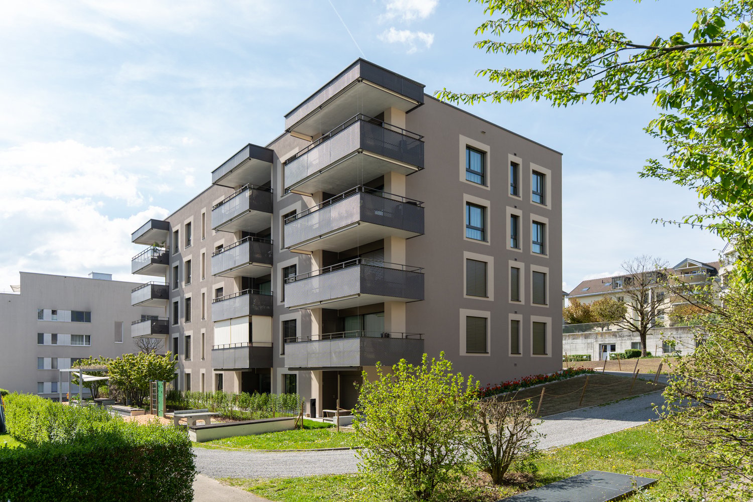 Fassade mit den Balkonen des MFH in Buchrain