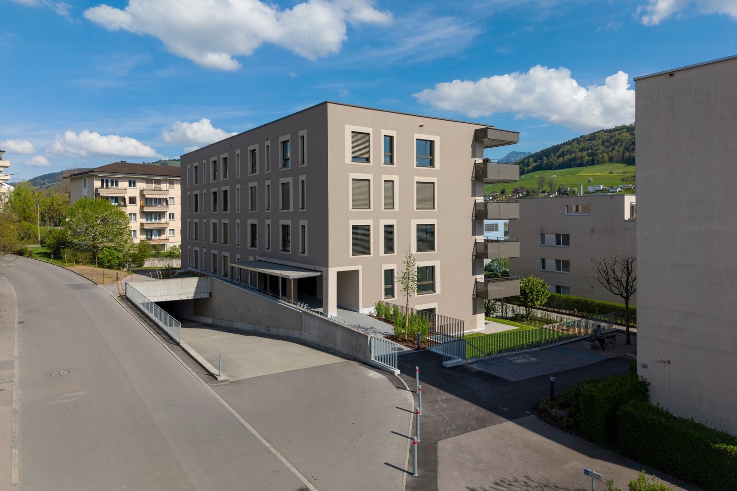 Das MFH mit der Einfahrt zur Einstellhalle