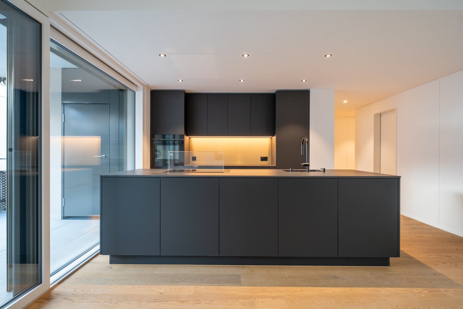 Schmid-Projekt-Buchrain-Nielsenstrasse-Fertigstellung-Kueche-schwarz