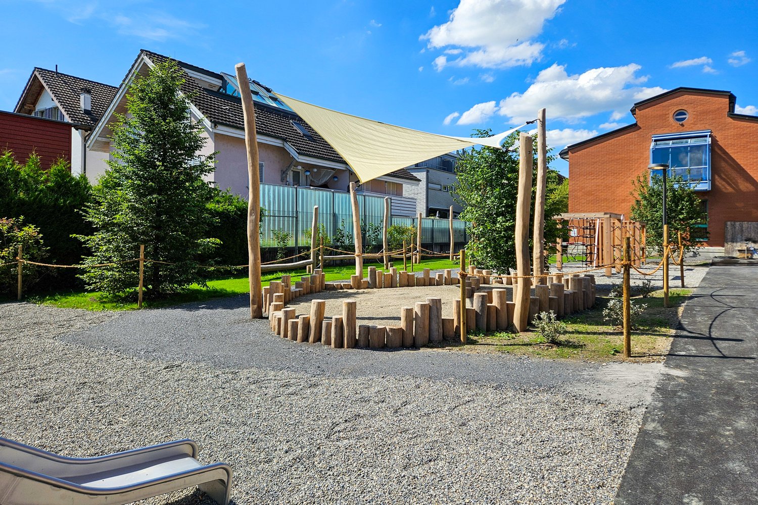 neu gestaltete Umgebung beim Schulhaus Städli in Cham
