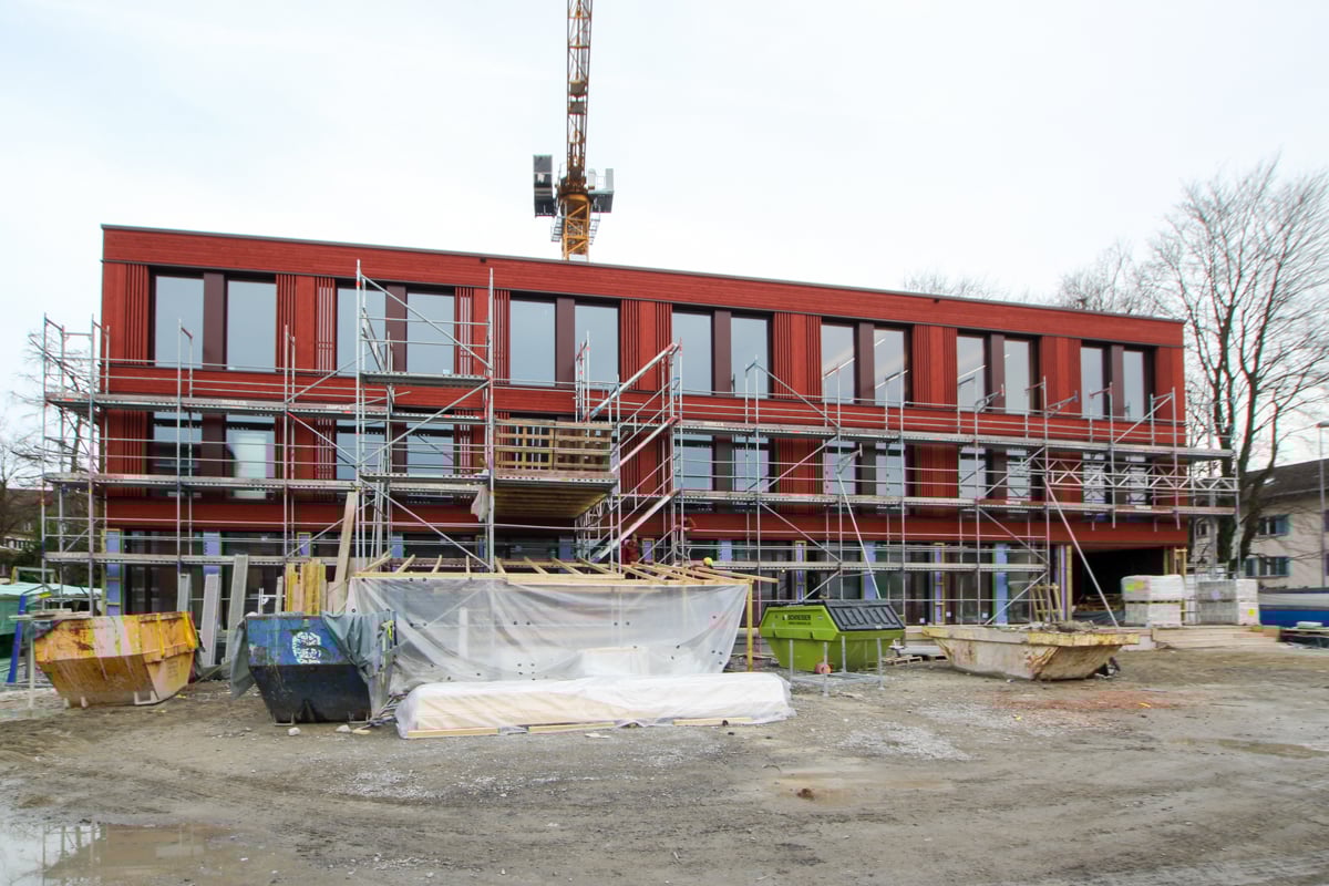 Fassade des Neubaus des prov. Schulhauses in Cham