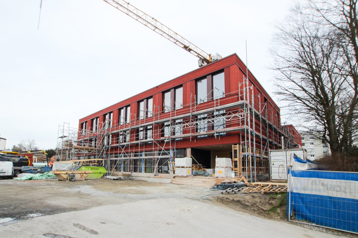 Fassade des Neubaus des prov. Schulhauses in Cham