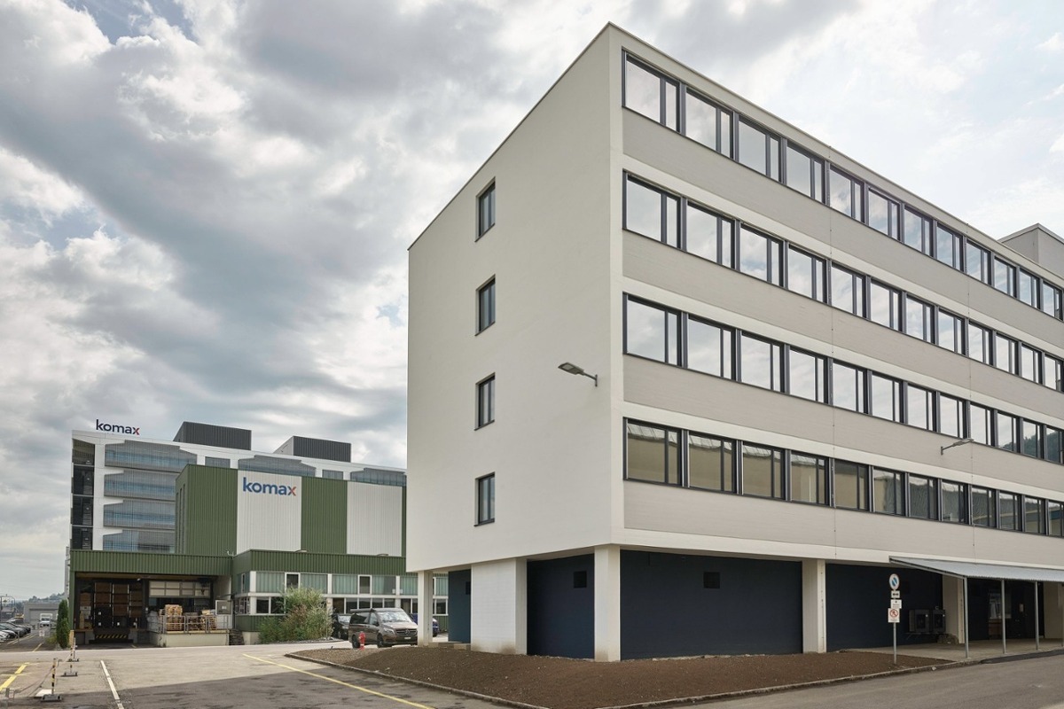 Aussenfassade des Bürogebäudes der Komax in Dierikon