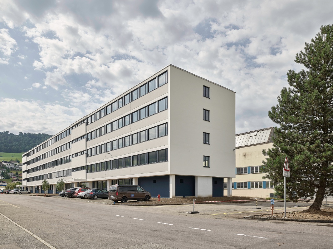 Aussenfassade des Bürogebäudes der Komax in Dierikon