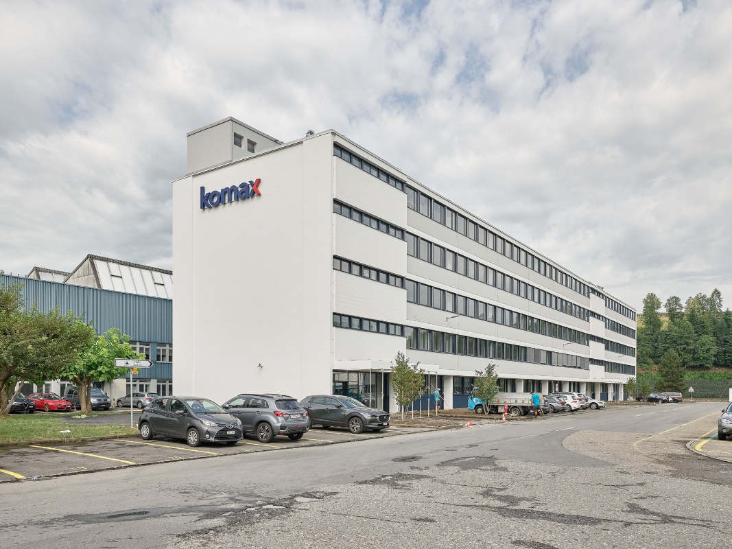 Aussenfassade des Bürogebäudes der Komax in Dierikon