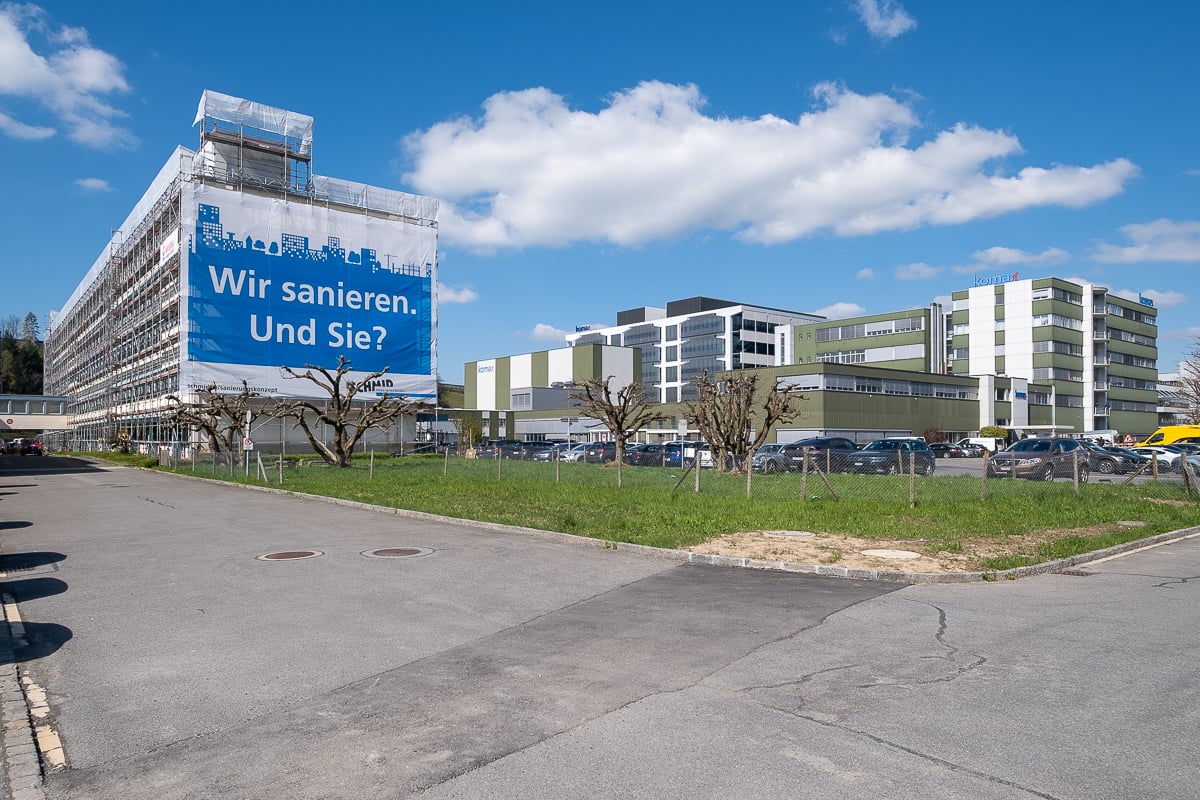 Umbau Bürogebäude Komax in Dierikon, Ansicht der Fassade im Gerüst