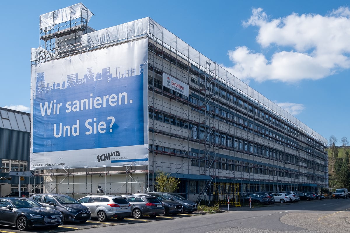 Umbau Bürogebäude Komax in Dierikon, Ansicht der Fassade im Gerüst