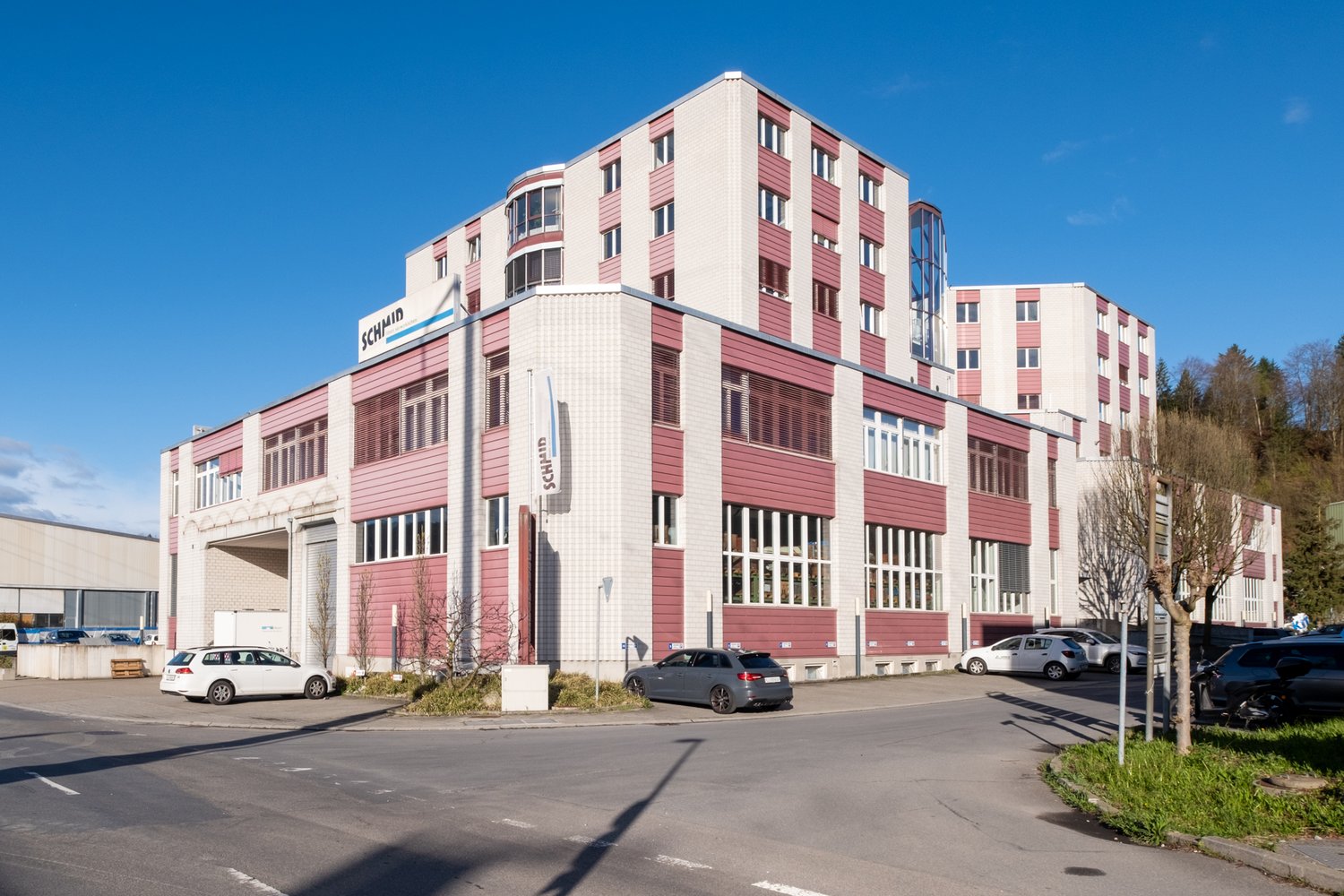 Fassade des Gewerbegebäude Neuhaltenring 1 in Ebikon