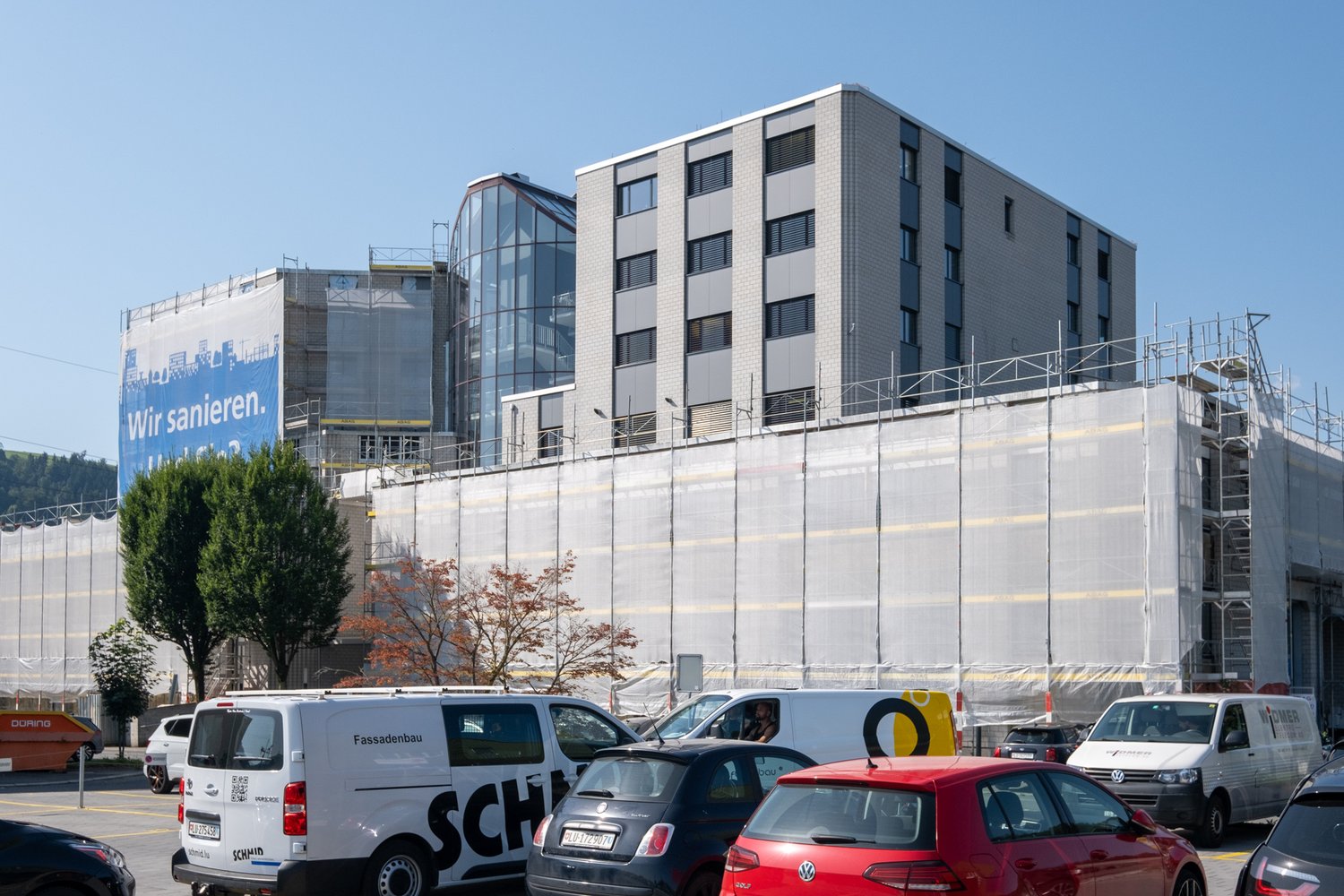 Zum Teil sanierte Fassade des GZ Neuhaltenring in Ebikon