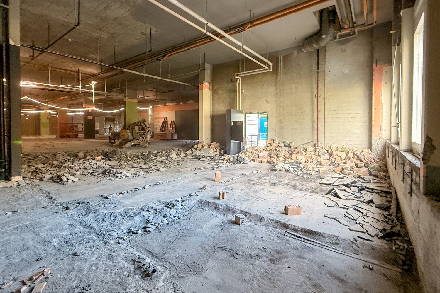 Rückbauarbeiten im Verkaufsraum