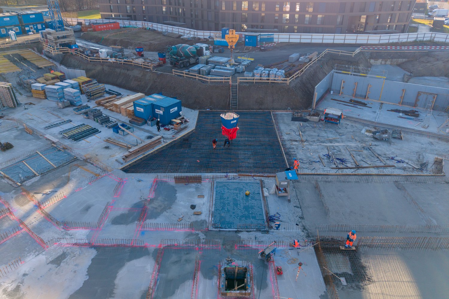 Drohenaufnahme des Baufeldes - Betonarbeiten der Bodenplatte