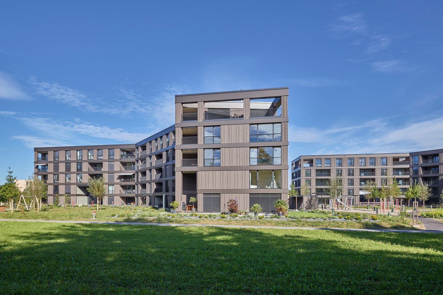 Ansicht der hinterlüfteten Holzfassade der Überbauung Grünmatt in Emmen