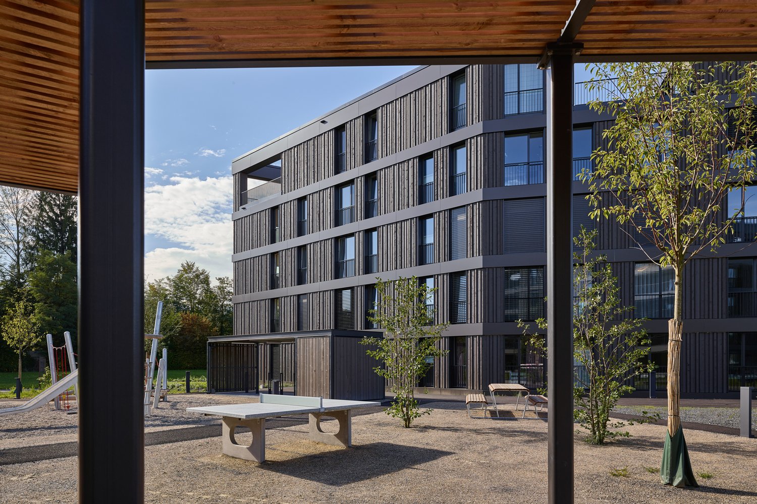 Ansicht der hinterlüfteten Holzfassade der Überbauung Grünmatt in Emmen