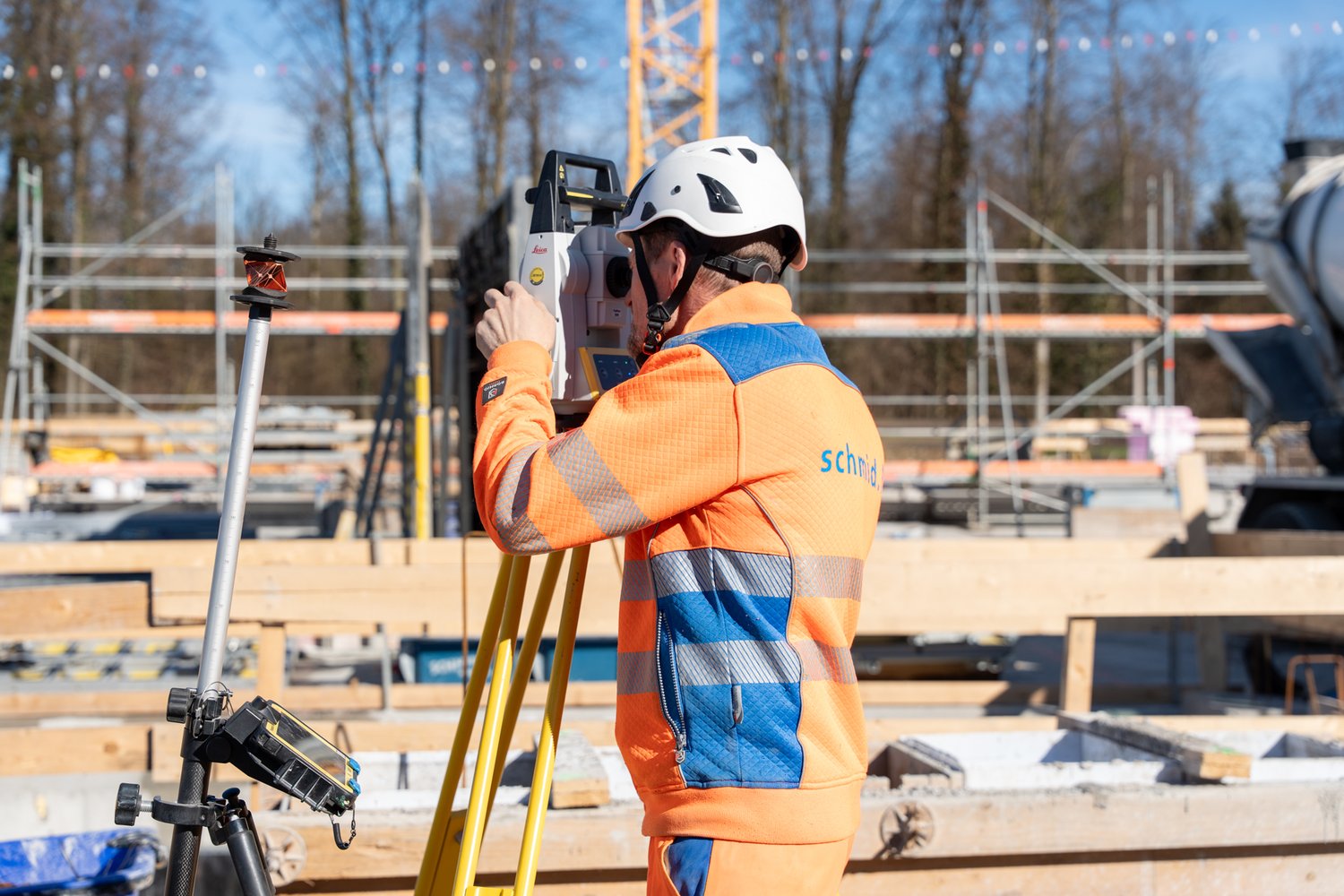 Mitarbeiter bei Vermessungsarbeiten