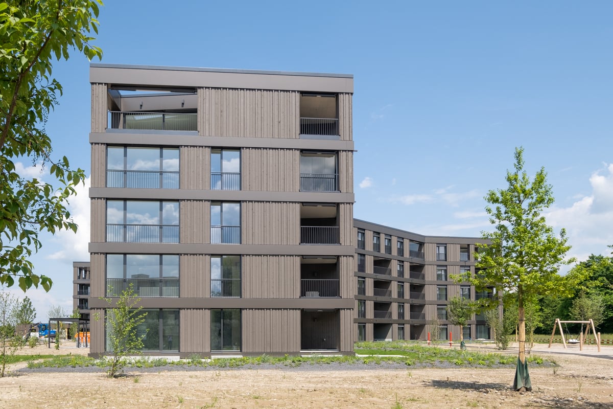 Blick auf die Fassade der Wohnüberbauung Grünmatt in Emmen