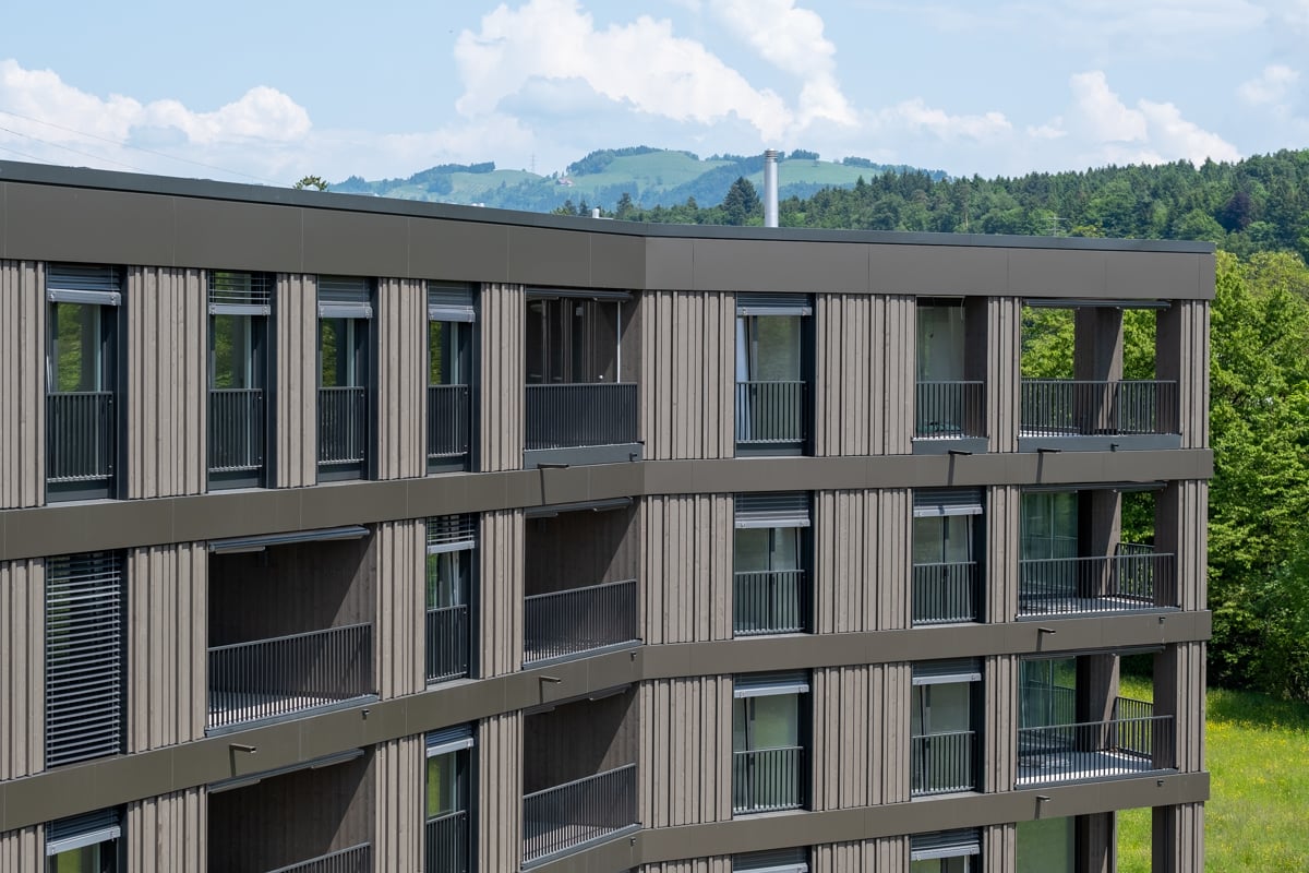 Blick auf die Holzfassade der Wohnüberbauung Grünmatt in Emmen