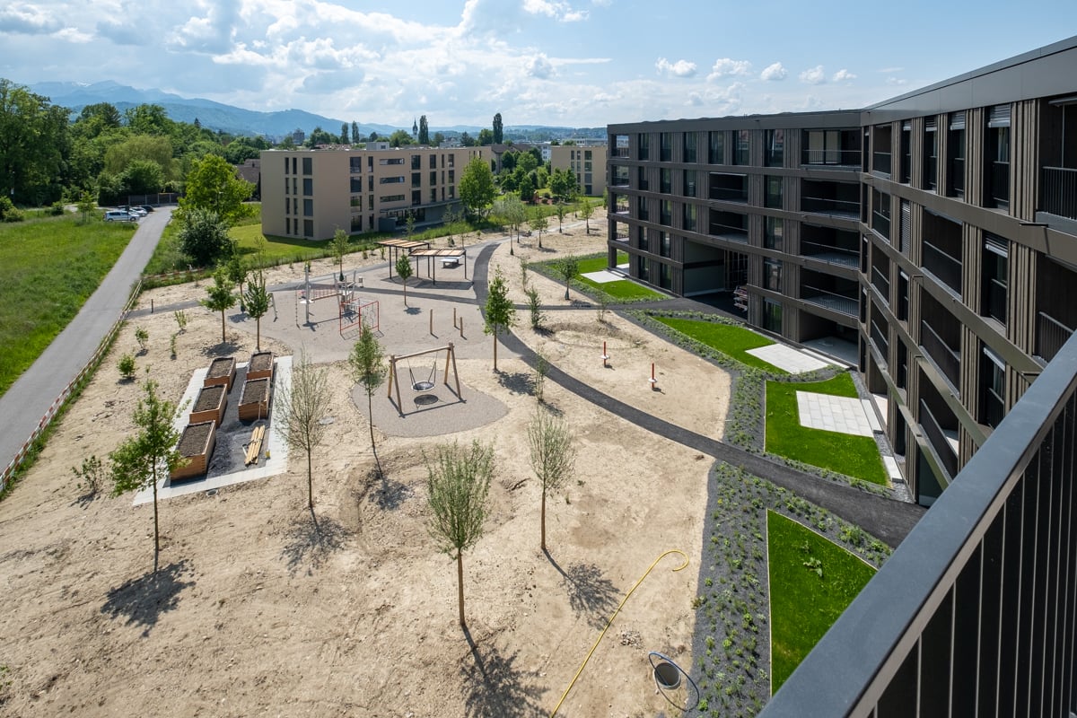 Blick auf den Begegnungsplatz bei der Wohnüberbauung Grünmatt in Emmen
