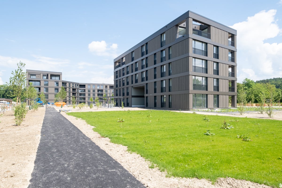 Blick auf die Fassade der Wohnüberbauung Grünmatt in Emmen