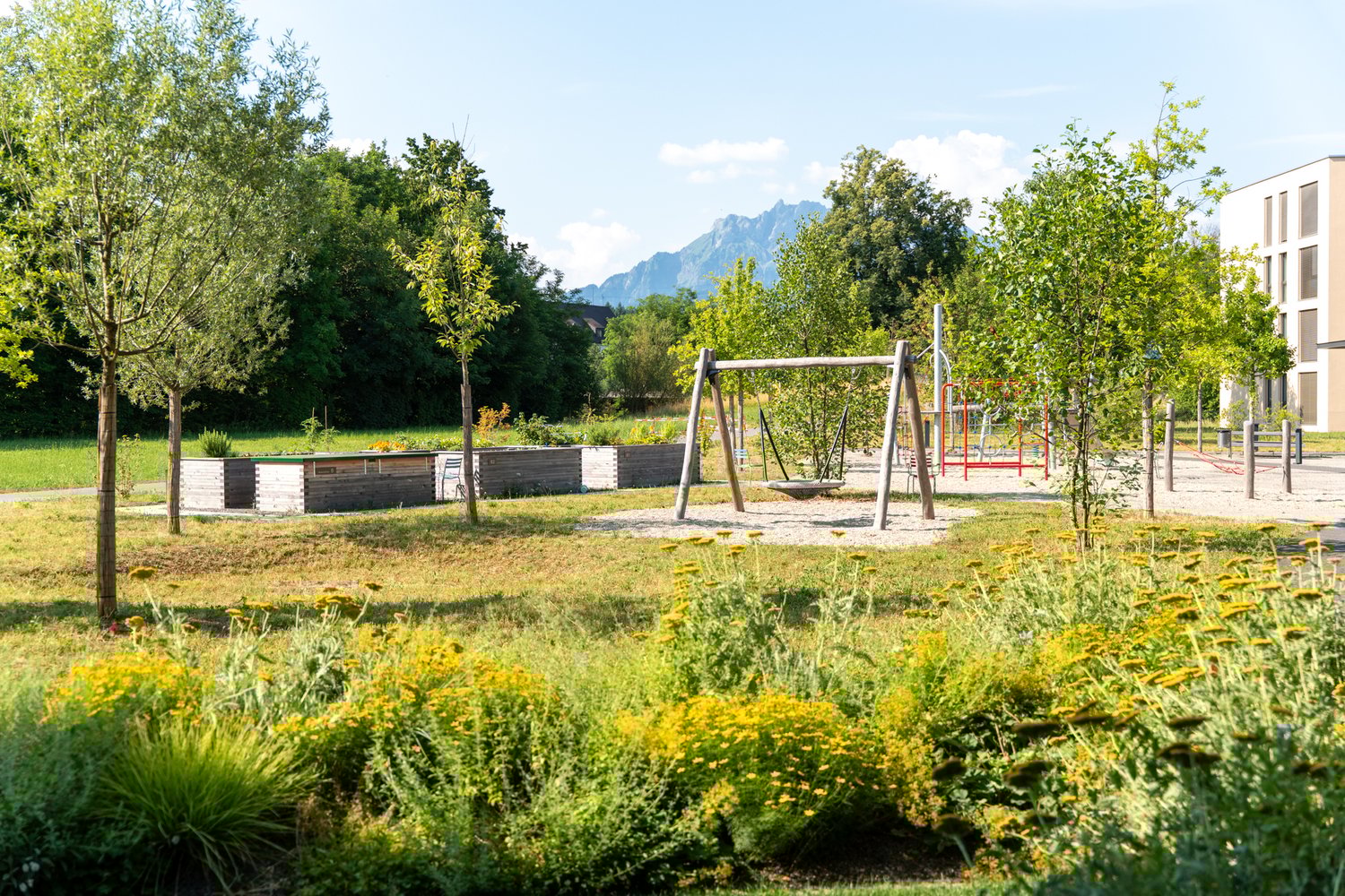 Spielplatz und Hochbeete in der Grünmatt in Emmen